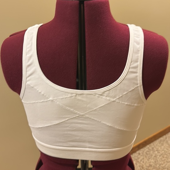 🏃🏽♀️Syrokan🏃🏽♀️white mesh-panel zip front sports bra, size 40 D. - Picture 10 of 15